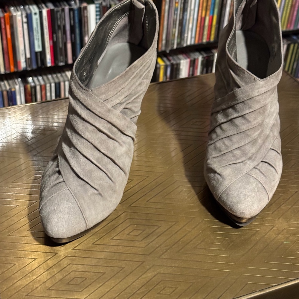 Vintage Gently Worn Banana Republic Platform Gray Suede Booties Size 6 1/2
